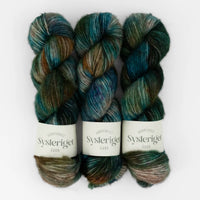 Sysleriget Alpaca Blow håndfarvet garn i farven King Neptune.