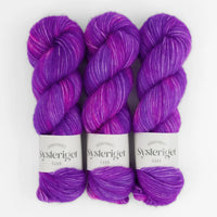 Sysleriget Alpaca Blow håndfarvet garn i farven Punchy Purple.