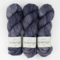 Sysleriget Alpaca Blow håndfarvet garn i farven Storm Blue.