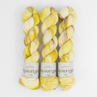 Sysleriget hand dyed yarn in single ply merino wool in the color