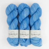 Sysleriget Alpaca Blow håndfarvet garn i farven Glove Blue.
