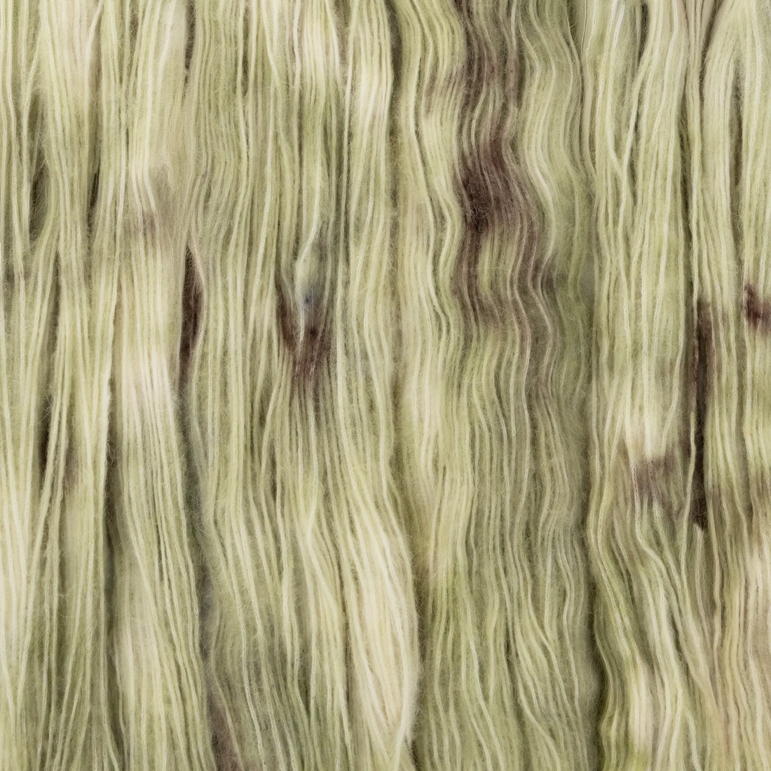 Sysleriget Alpaca Blow håndfarvet garn i farven Green Tea.