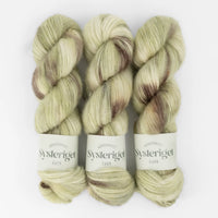 Sysleriget Alpaca Blow håndfarvet garn i farven Green Tea.