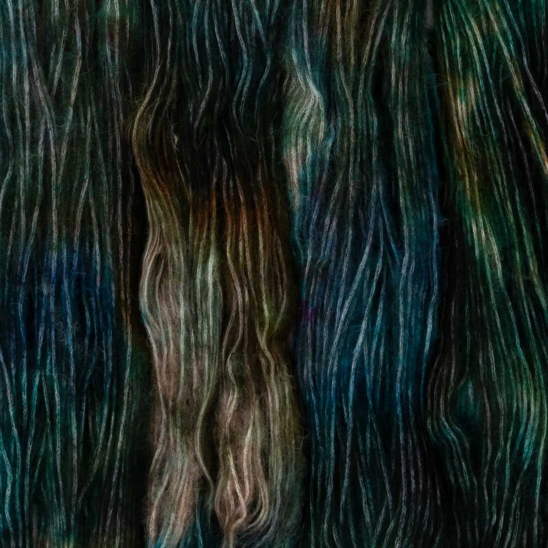 Sysleriget Alpaca Blow håndfarvet garn i farven King Neptune.