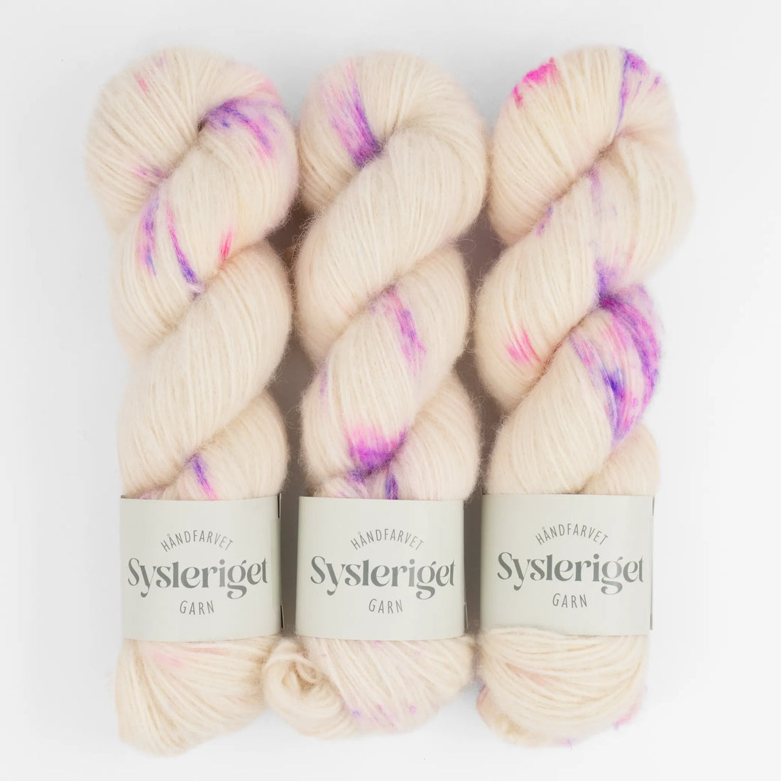 Sysleriget Alpaca Blow håndfarvet garn i farven Out Of Bubbelgum.