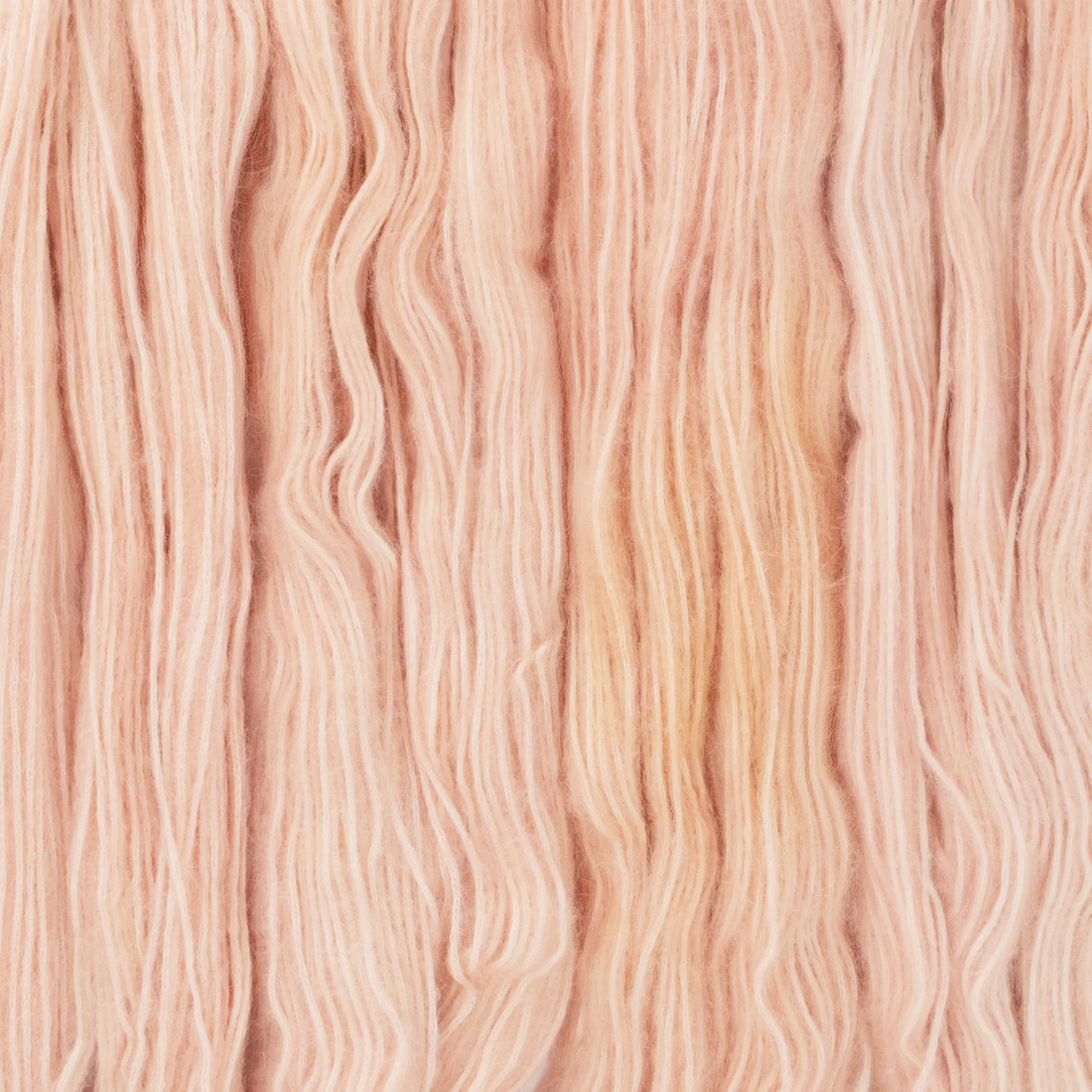 Sysleriget Alpaca Blow håndfarvet garn i farven Peachykeen.