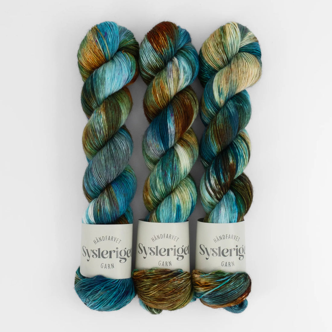 Sysleriget hand dyed yarn in single ply merino wool in the color King Neptune.