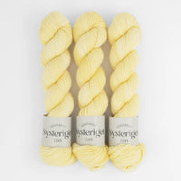Sysleriget hand dyed yarn in single ply merino wool in the color Limoncello.