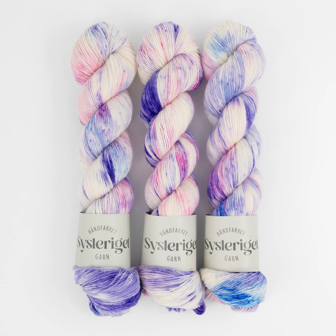 Sysleriget hand dyed yarn in single ply merino wool in the color 