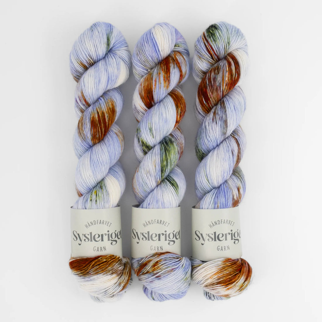 Sysleriget hand dyed yarn in single ply merino wool in the color Mrs. Potts.