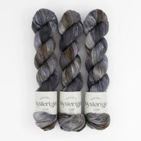 Sysleriget hand dyed yarn in single ply merino wool in the color Salt & Pepper.