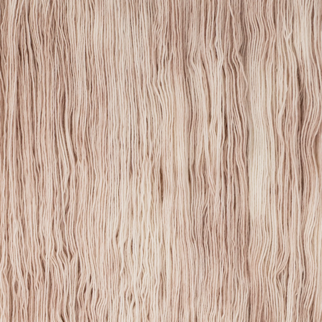 Sysleriget hand dyed yarn in single ply merino wool in the color Sandstone.