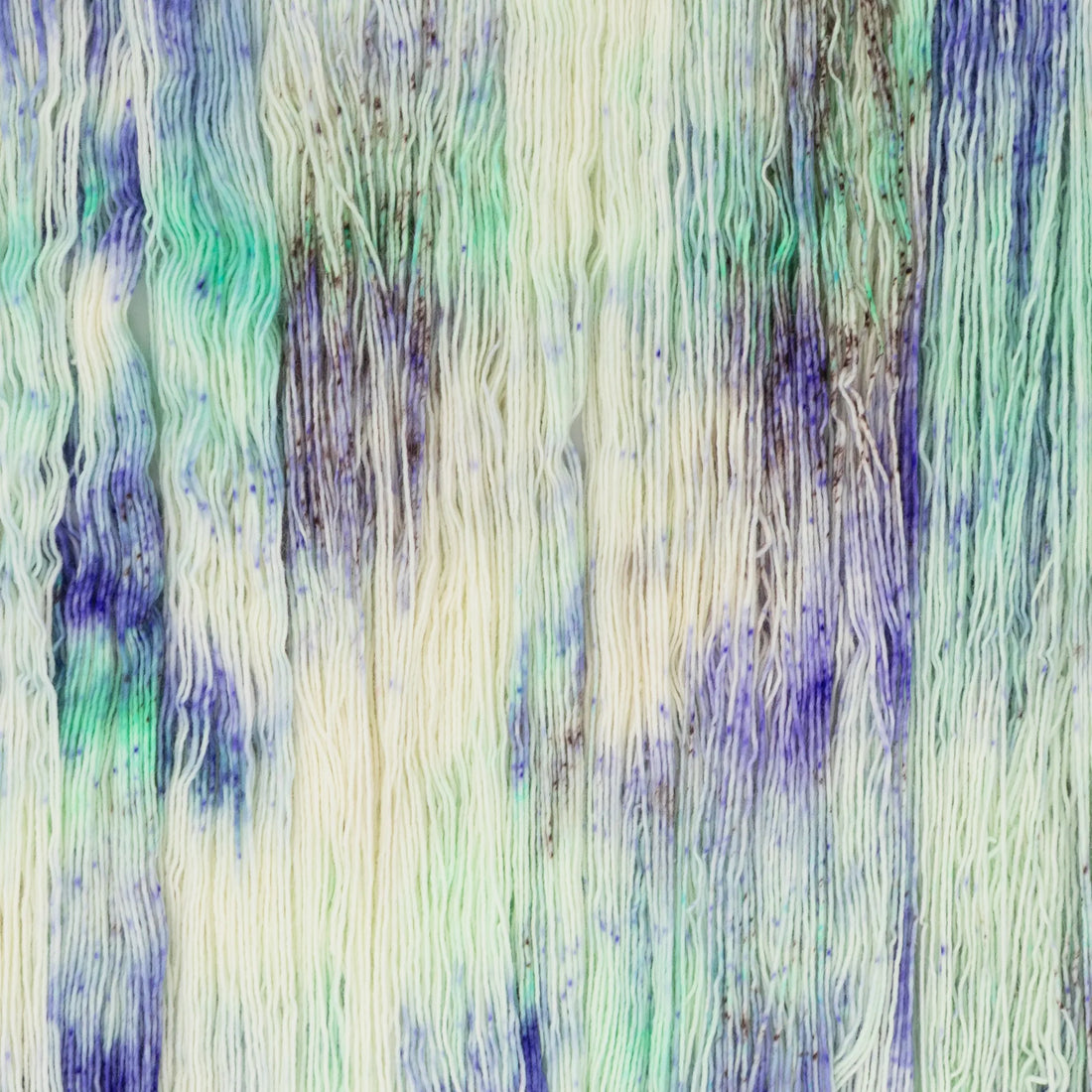 Sysleriget hand dyed yarn in single ply merino wool in the color 