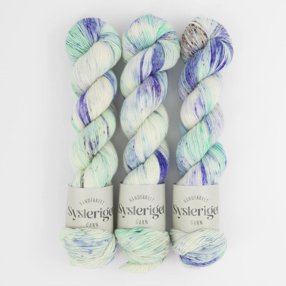 Sysleriget hand dyed yarn in single ply merino wool in the color 