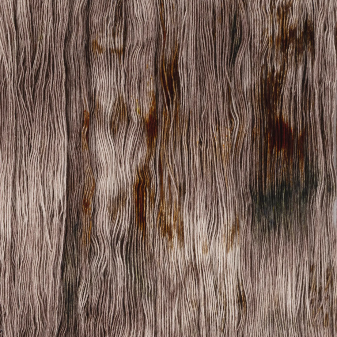 Sysleriget hand dyed yarn in single ply merino wool in the color Woodland.