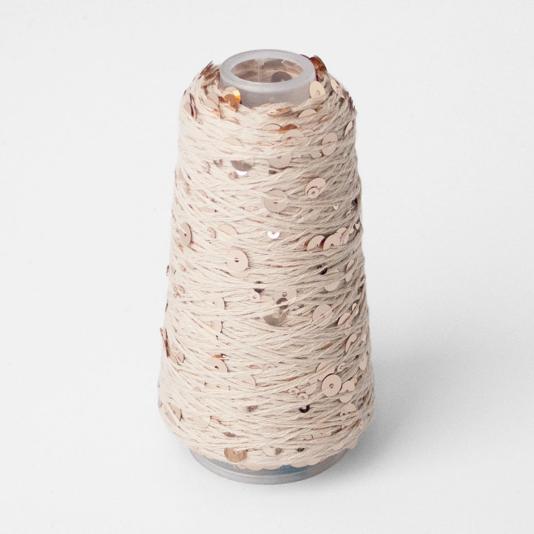 Sysleriget Sequins yarn on cotton base in the color 18 Beige.