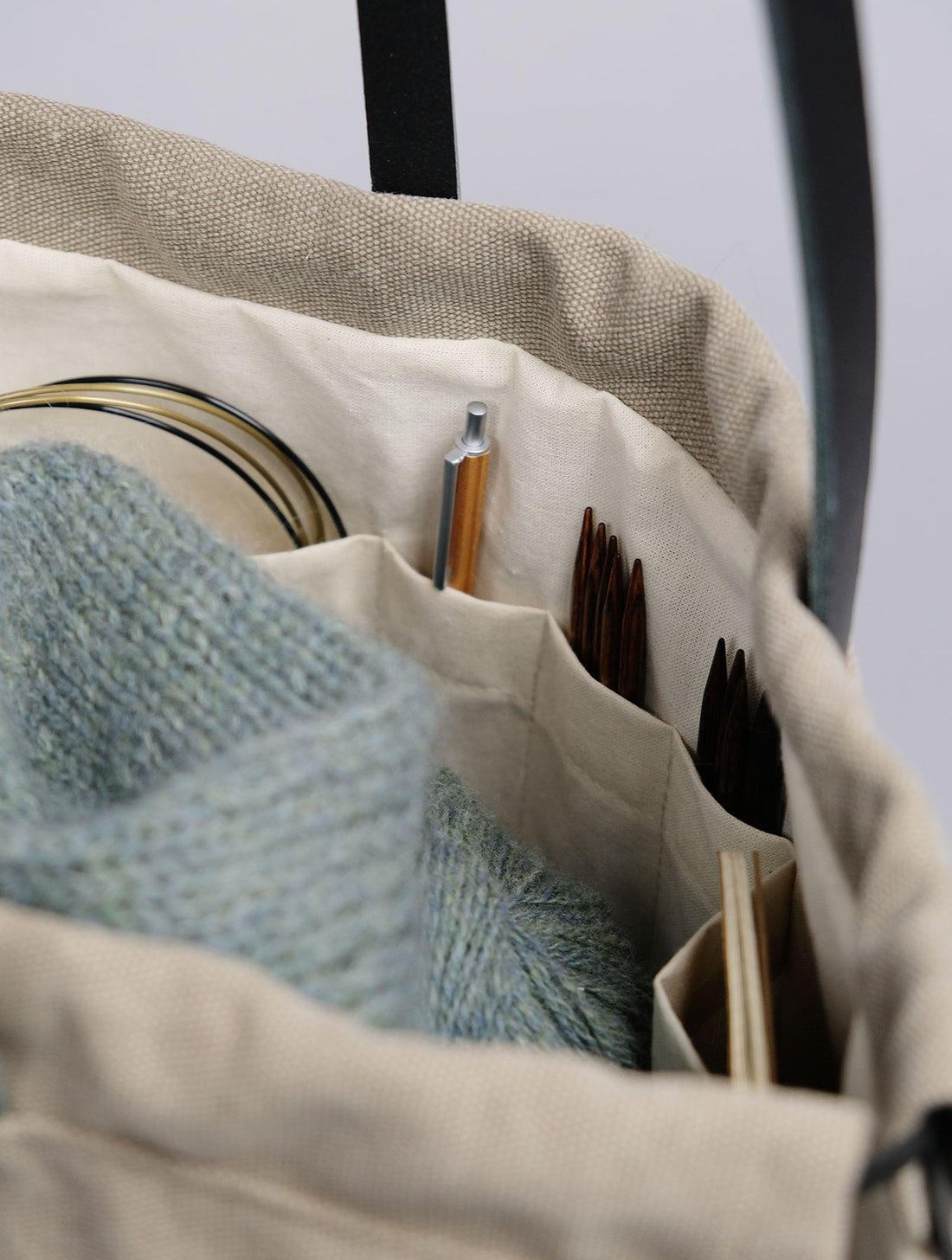 Minuk Minuk | Knitted bag - Anthracite – Sysleriget - Håndfarvet Garn